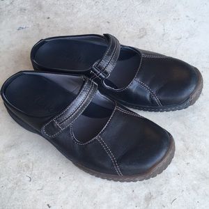 Clark’s Mules Black Sz 6 w/ Velcro strap